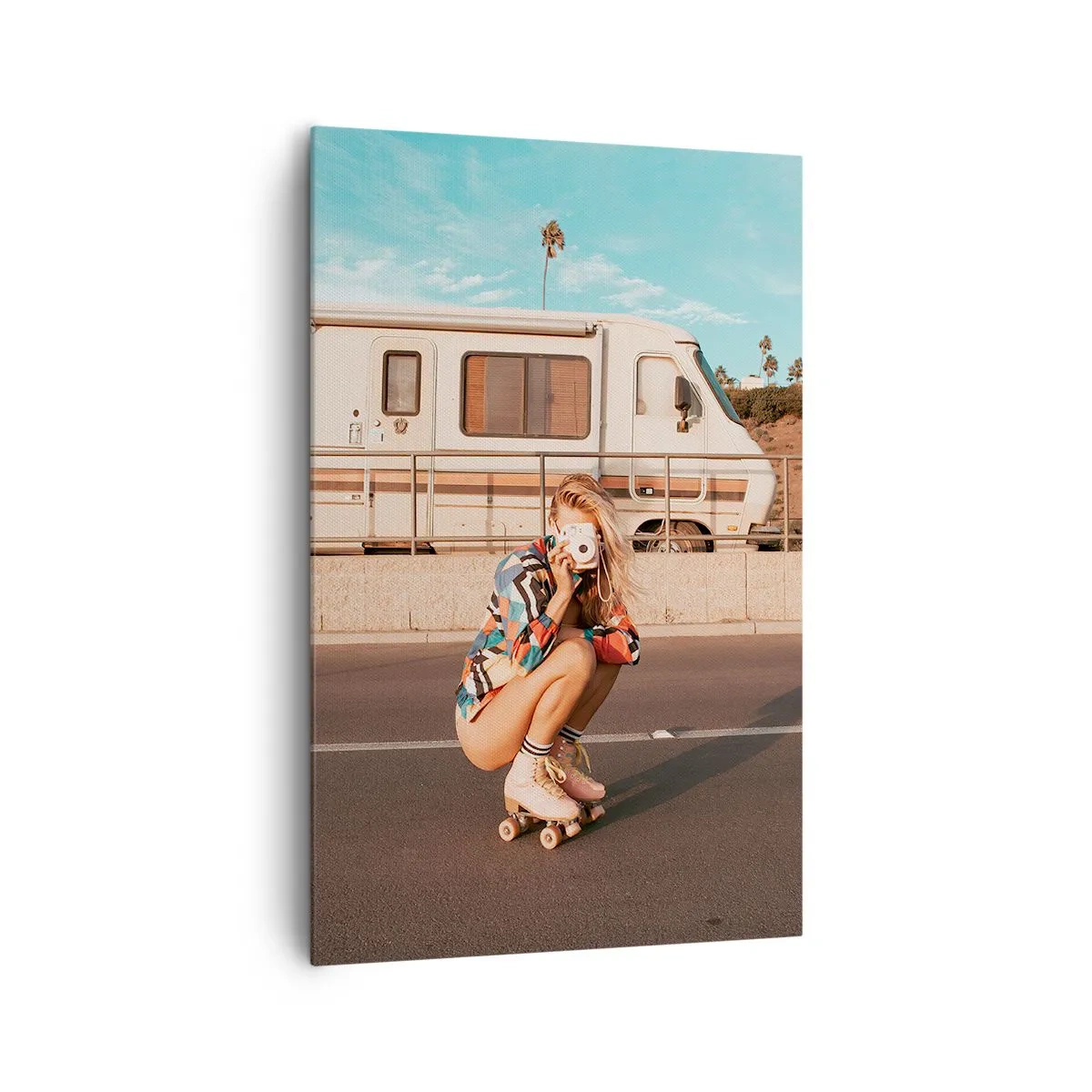 Quadro su tela - Stampe su Tela - Una ragazza sui pattini a rotelle scatta una foto in una giornata di sole. - 80x120cm - Sorridi per favore! - Decorazione murale moderna per soggiorno e camera da letto ARTTOR