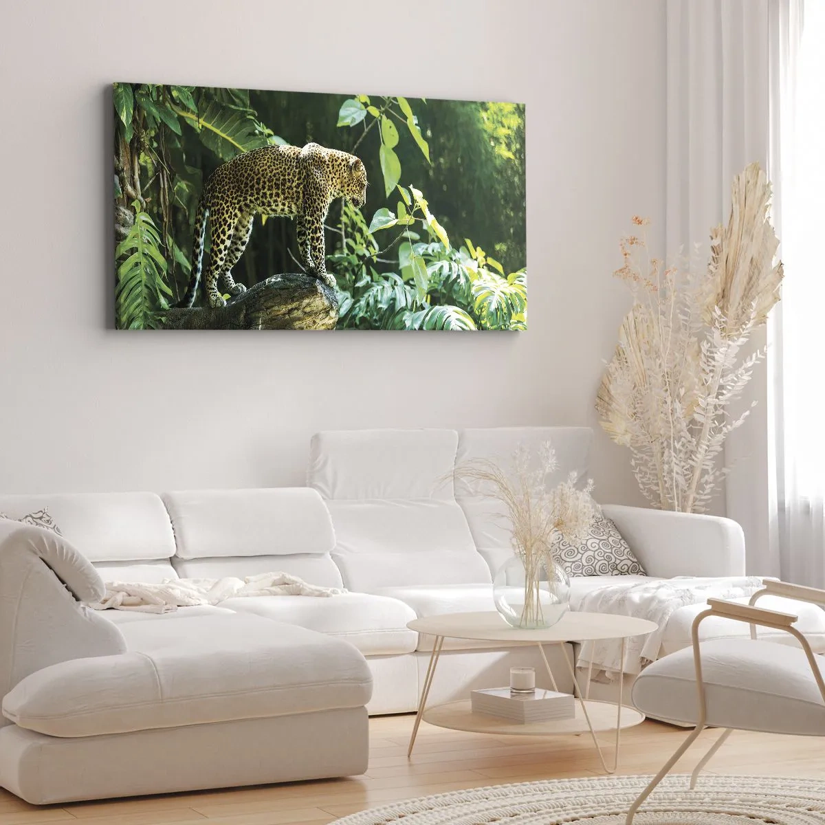 Quadro su tela - Stampe su Tela - Un leopardo in piedi su una roccia circondato da vegetazione tropicale - 140x50cm - A caccia? - Decorazione murale moderna per soggiorno e camera da letto ARTTOR