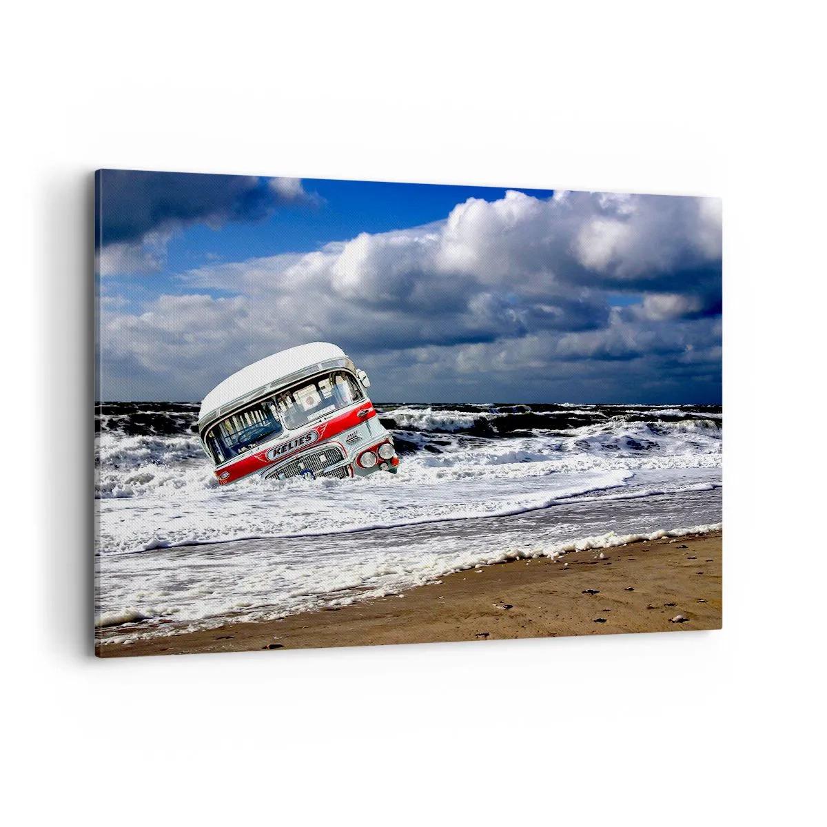 Quadro su tela - Stampe su Tela - Un autobus affondato sulla spiaggia tra onde e mare mosso - 100x70cm - Ti meravigli? - Decorazione murale moderna per soggiorno e camera da letto ARTTOR