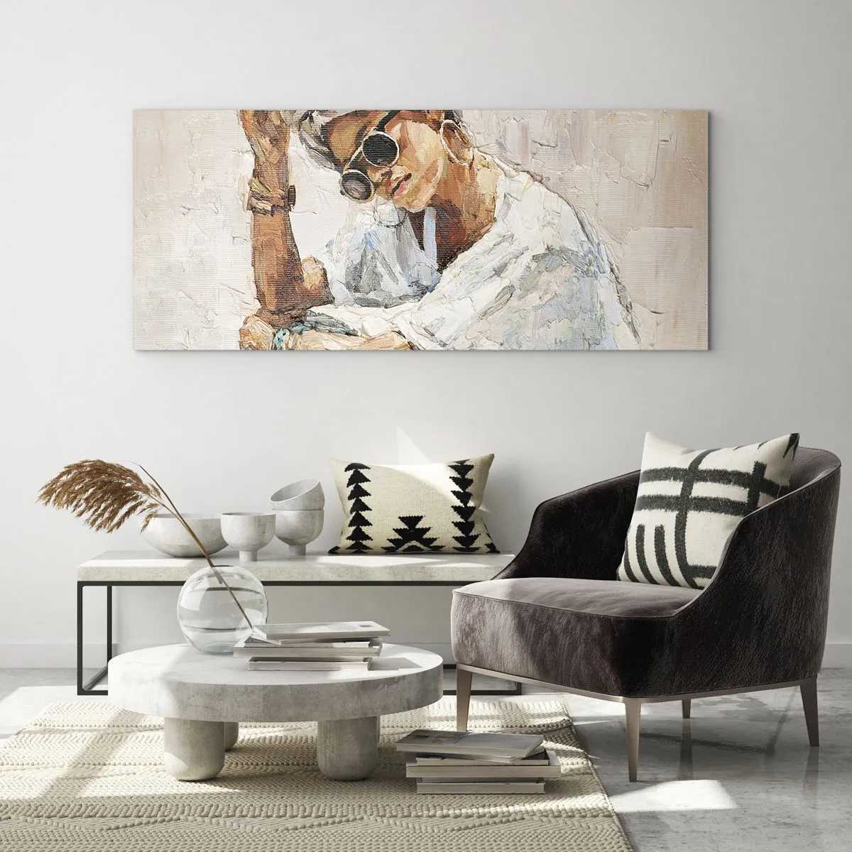 Quadro su vetro - Ritratto di una donna che indossa occhiali da sole contro una parete chiara - 160x50cm - Ritratto in pieno sole - Decorazione murale moderna per soggiorno e camera da letto ARTTOR