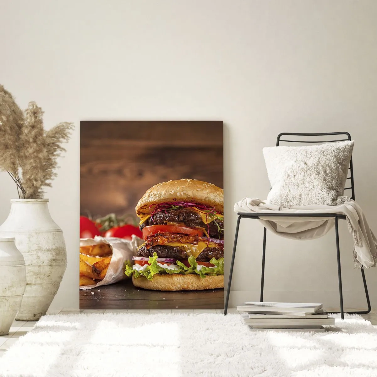 Quadro su vetro - Hamburger succoso con condimenti e patatine fritte su uno sfondo di legno - 50x70cm - Frutto proibito - Decorazione murale moderna per soggiorno e camera da letto ARTTOR