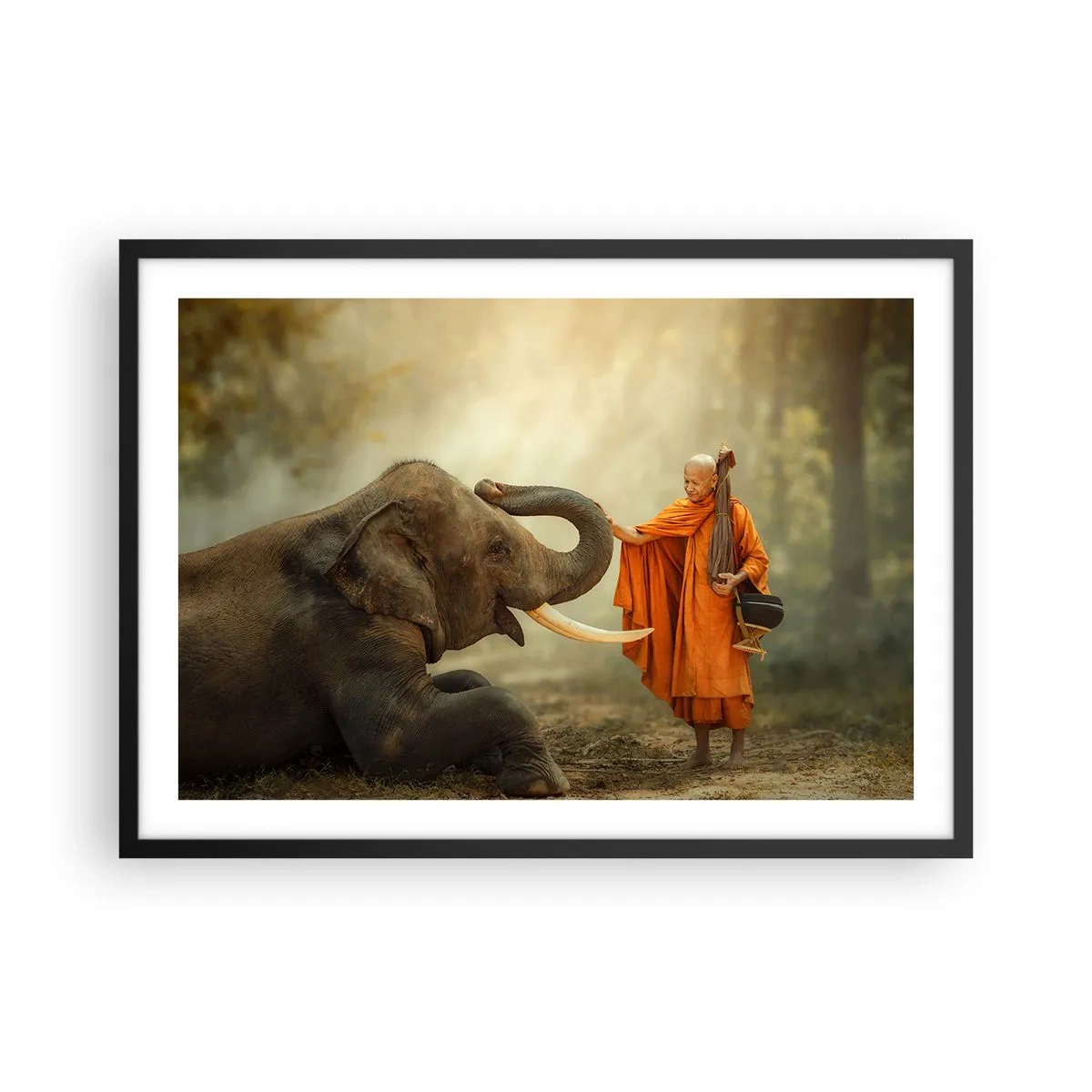 Poster in cornice nera - Un monaco e un elefante in armonia sullo sfondo della natura - 70x50cm - Incontro nel viaggio - Decorazione murale moderna per soggiorno e camera da letto ARTTOR