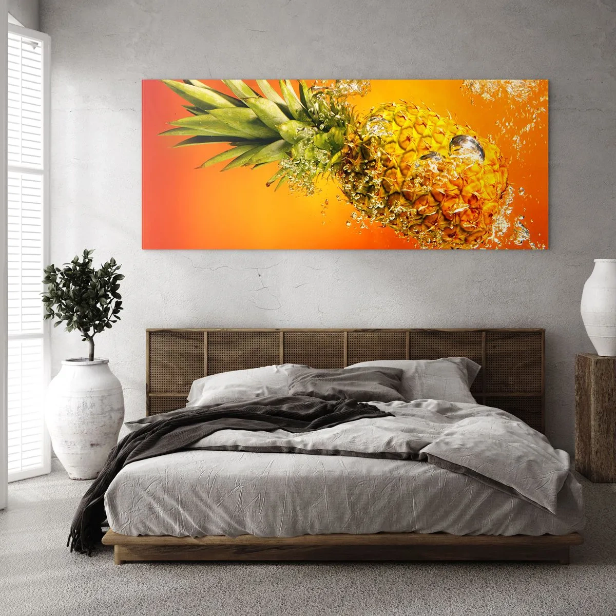 Quadro su vetro - Un ananas immerso nell'acqua su uno sfondo sfumato arancione. - 160x50cm - Succosa freschezza tropicale - Decorazione murale moderna per soggiorno e camera da letto ARTTOR