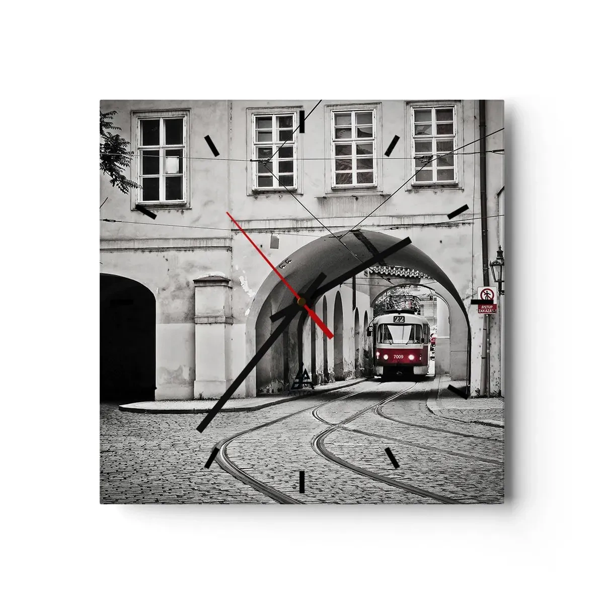Orologio da parete - Orologio in Vetro - Un tram bianco e nero in una strada storica della città - 30x30cm - Attraverso il labirinto cittadino - Decorazione murale moderna per soggiorno e camera da letto ARTTOR