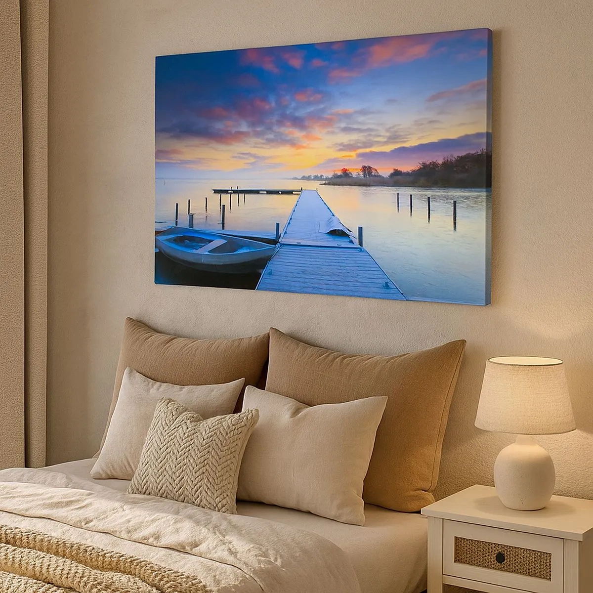 Quadro su tela - Stampe su Tela - Un molo sul lago al tramonto con una barca sulla riva - 70x50cm - Tranquillità violacea e dorata - Decorazione murale moderna per soggiorno e camera da letto ARTTOR