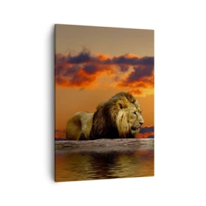 Quadro su tela - Stampe su Tela - Un leone riposa in riva all'acqua al tramonto, con un cielo spettacolare. - 50x70cm - Il re della natura - Decorazione murale moderna per soggiorno e camera da letto ARTTOR