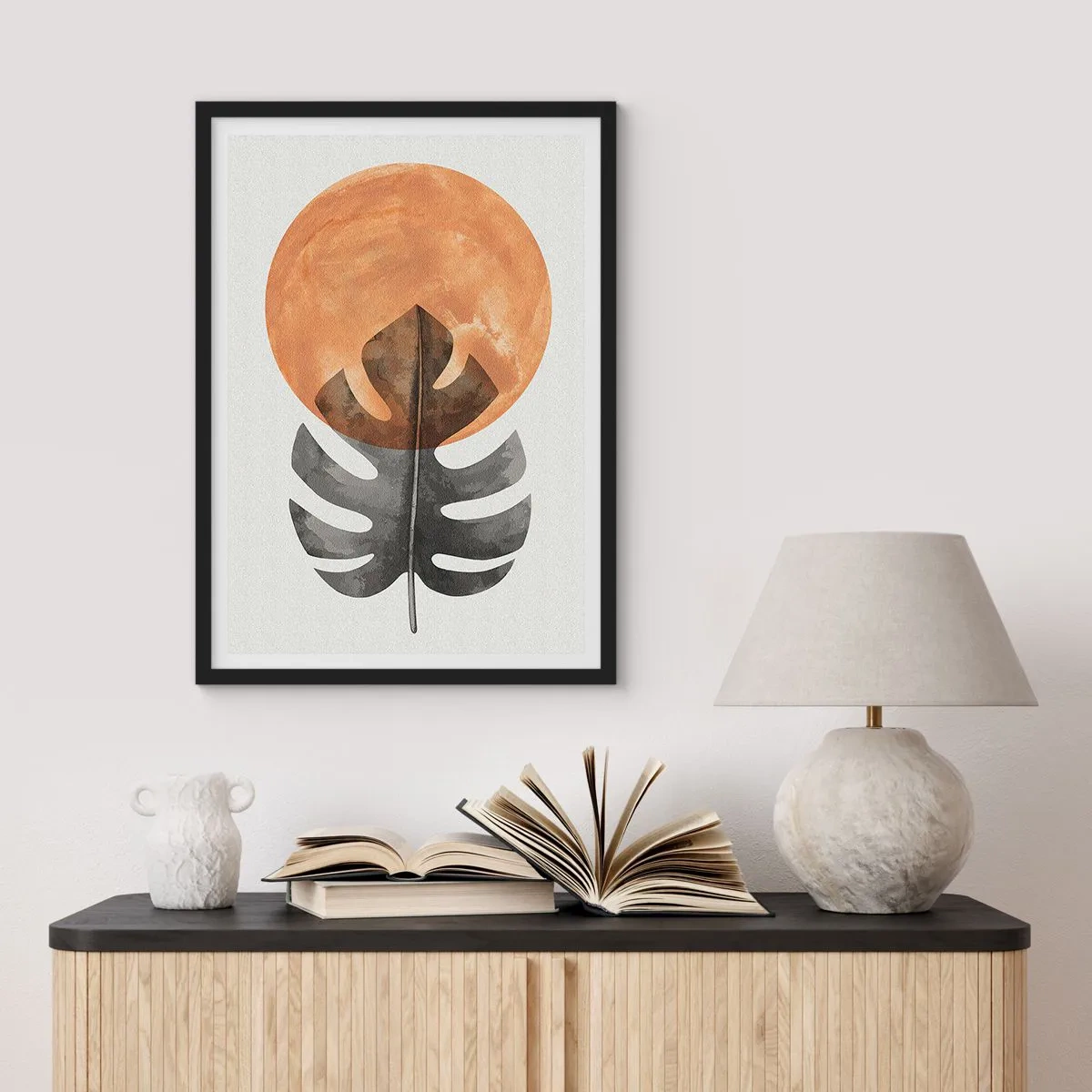 Poster in cornice nera - Una foglia di monstera contro un caldo cerchio arancione - 50x70cm - Sempre il sole - Decorazione murale moderna per soggiorno e camera da letto ARTTOR