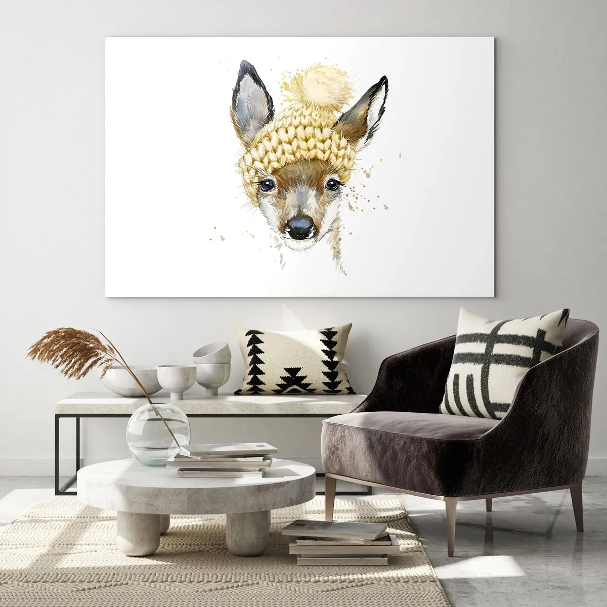 Quadro su vetro - Un capriolo con un cappello di lana con un pompon - 120x80cm - L'inverno nel bosco innevato - Decorazione murale moderna per soggiorno e camera da letto ARTTOR