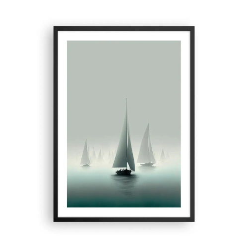 Poster in cornice nera - Un gruppo di barche a vela naviga su un mare nebbioso, circondato da acque calme. - 50x70cm - Fatte di nebbia - Decorazione murale moderna per soggiorno e camera da letto ARTTOR