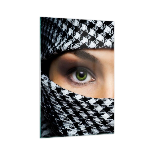 Quadro su vetro - Gli occhi verdi di una donna sono nascosti dietro un tessuto a fantasia in bianco e nero. - 70x100cm - Ritratto di bellezza velata con gli occhi verdi - Decorazione murale moderna per soggiorno e camera da letto ARTTOR