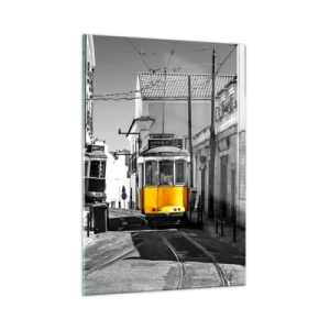 Quadro su vetro - Un tram giallo su una strada bianca e nera in una città europea. - 50x70cm - Lo spirito di Lisbona - Decorazione murale moderna per soggiorno e camera da letto ARTTOR