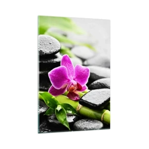 Quadro su vetro - Orchidea viola, pietre nere e bambù in una composizione tranquilla - 80x120cm - Un tranquillo equilibrio - Decorazione murale moderna per soggiorno e camera da letto ARTTOR