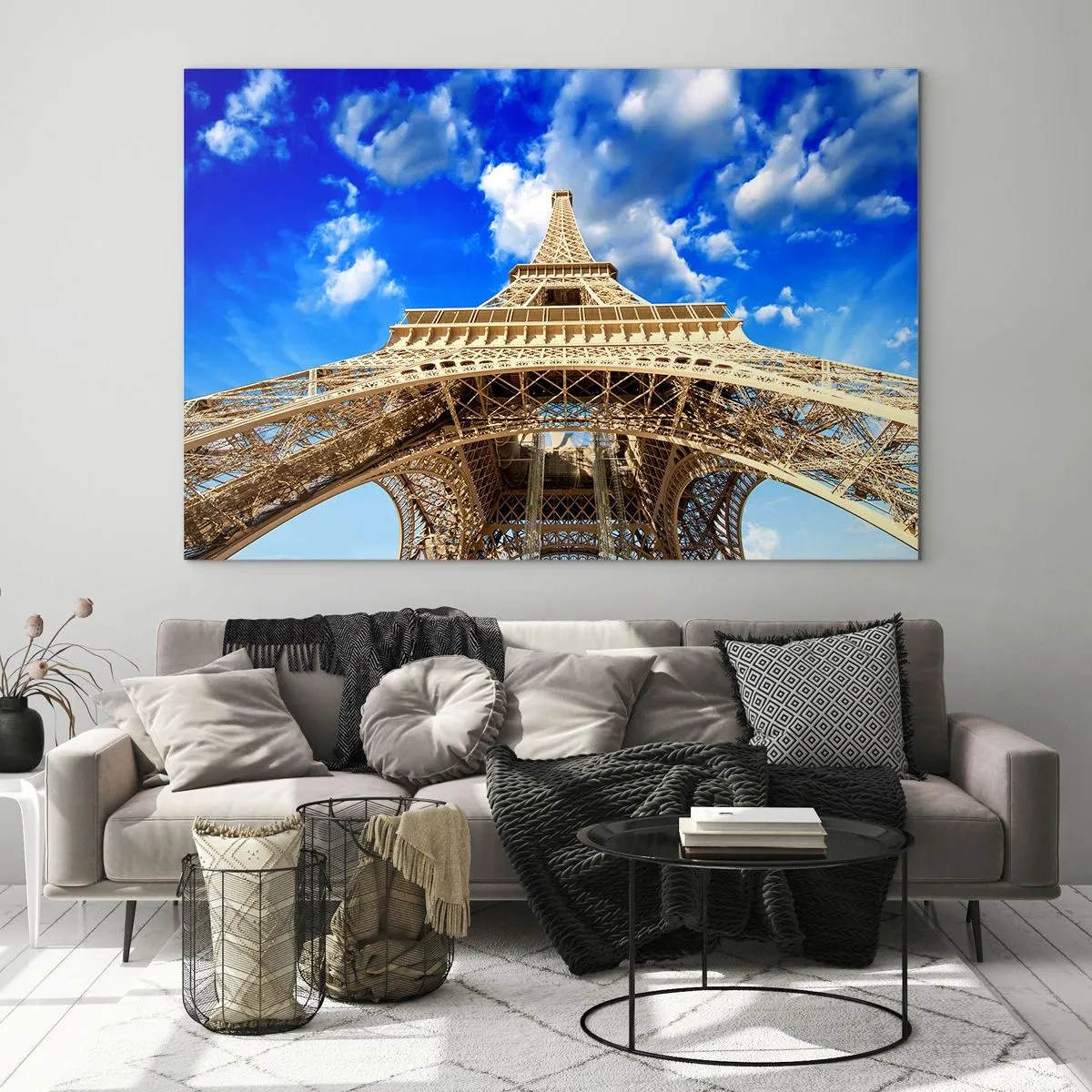 Quadro su vetro - La Torre Eiffel vista dall'alto contro il cielo - 120x80cm - Toccare il cielo e le nuvole - Decorazione murale moderna per soggiorno e camera da letto ARTTOR
