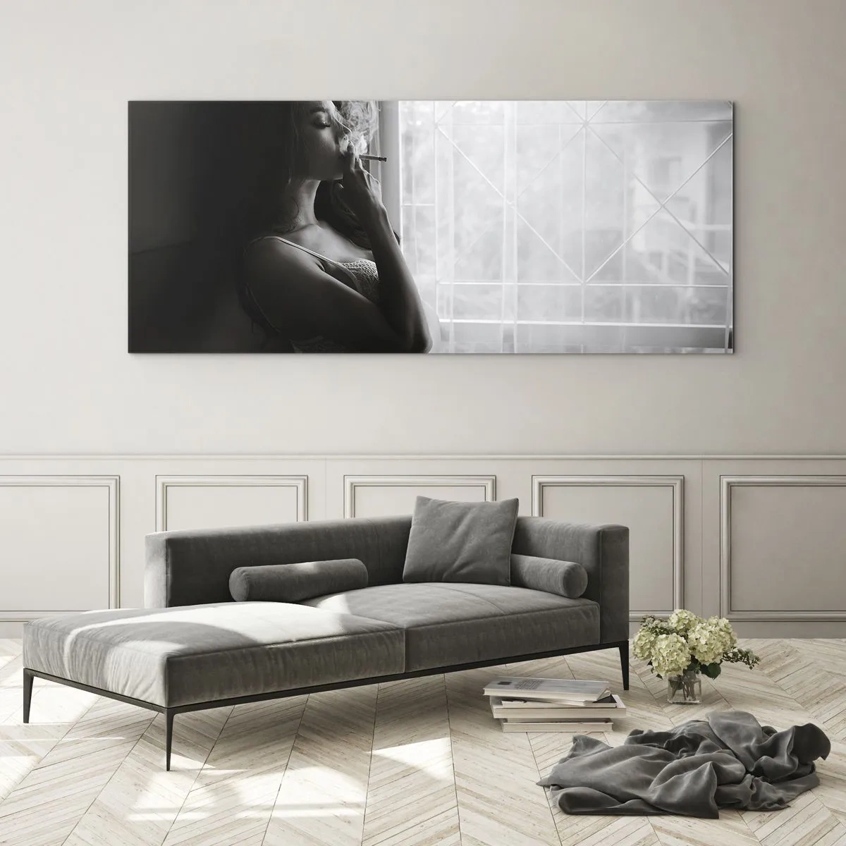 Quadro su vetro - Una donna in posa sensuale in una fotografia in bianco e nero - 160x50cm - Attimo sensuale - Decorazione murale moderna per soggiorno e camera da letto ARTTOR