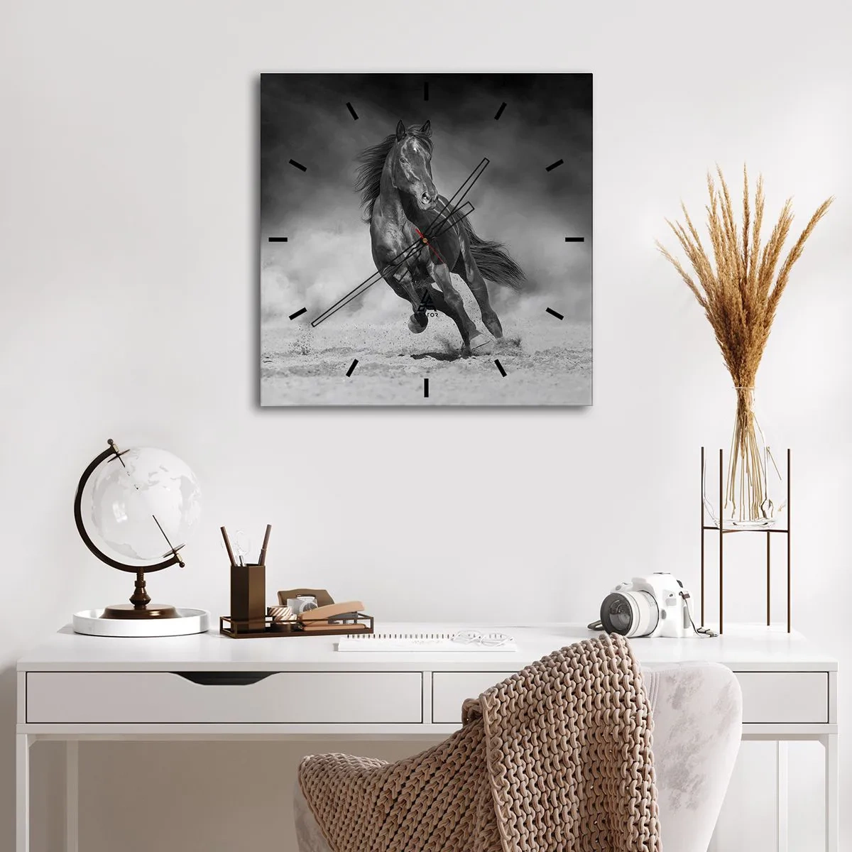 Orologio da parete - Orologio in Vetro - Un cavallo bianco e nero che galoppa sulla sabbia - 30x30cm - Degno dell'emiro - Decorazione murale moderna per soggiorno e camera da letto ARTTOR