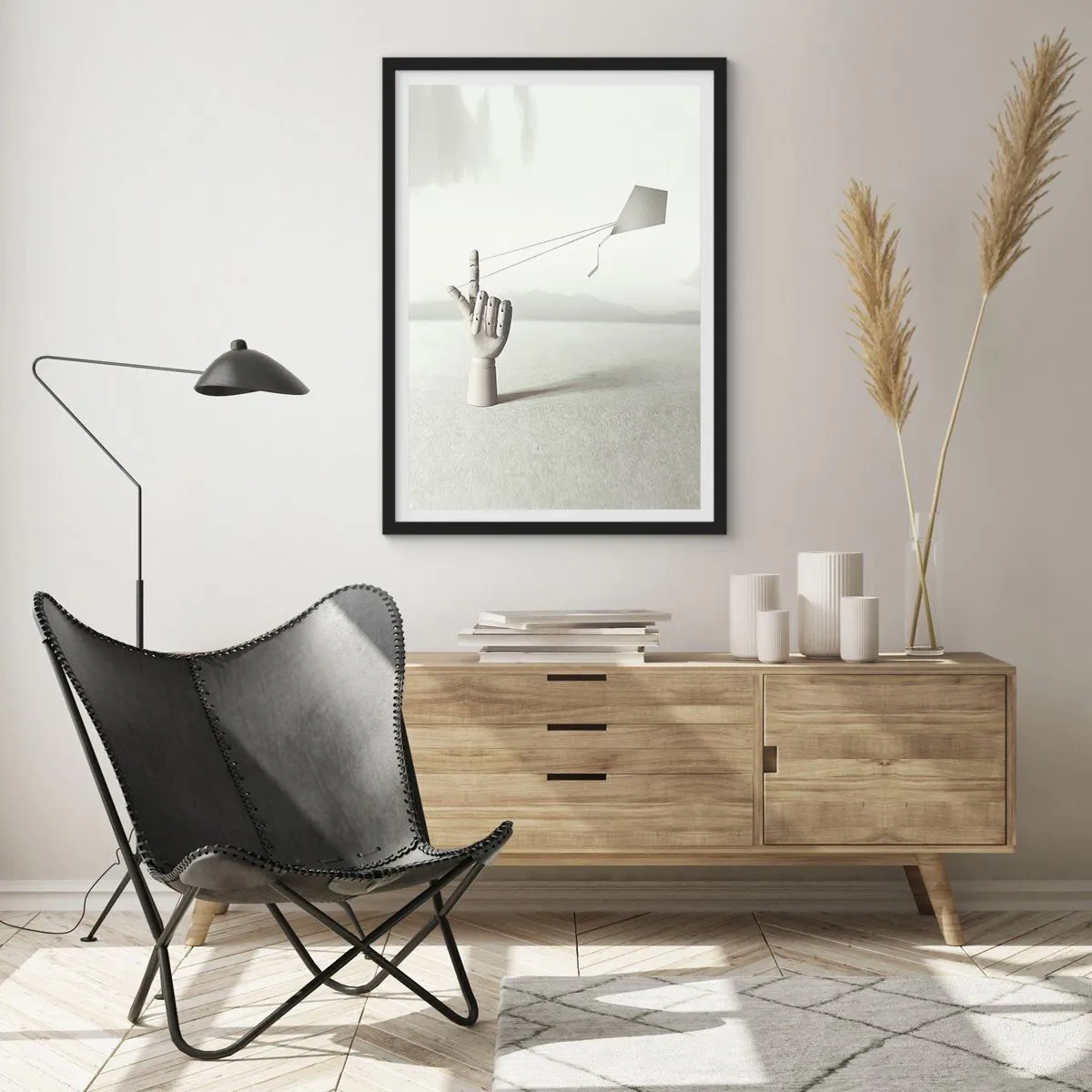 Poster in cornice nera - Una mano di legno con un aquilone su uno sfondo luminoso - 50x70cm - Prova di forza - Decorazione murale moderna per soggiorno e camera da letto ARTTOR