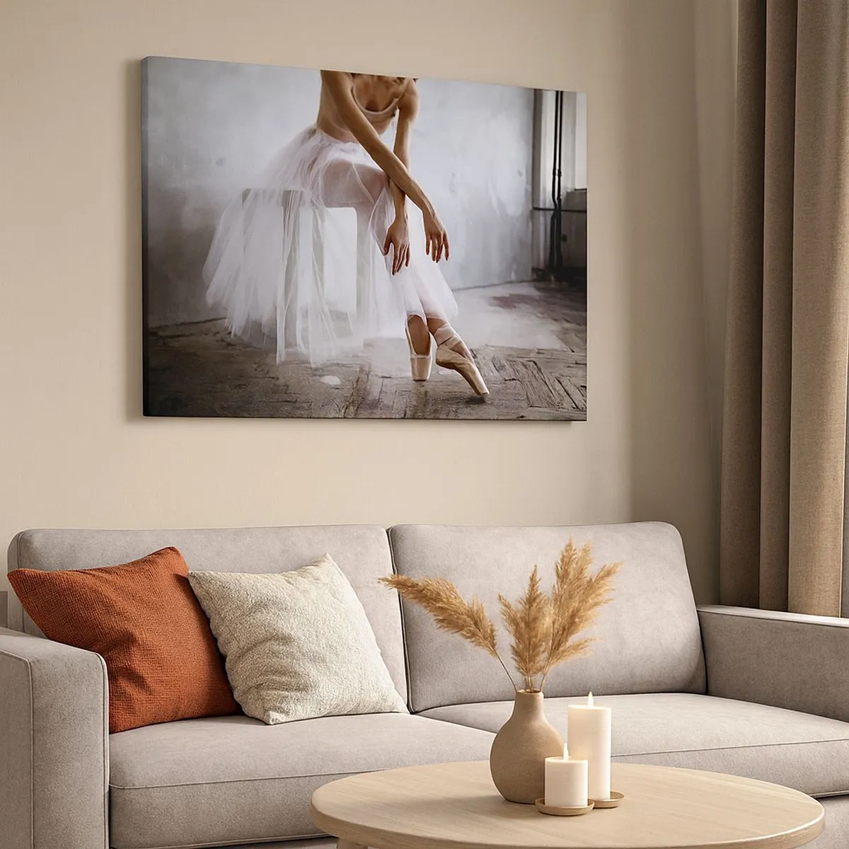 Quadro su tela - Stampe su Tela - Una ballerina in una posa delicata su uno sfondo industriale - 70x50cm - Prima che si accendano le luci del palco - Decorazione murale moderna per soggiorno e camera da letto ARTTOR