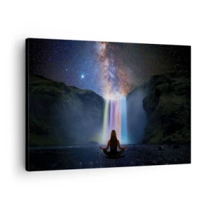 Quadro su tela - Stampe su Tela - Meditazione davanti a una cascata tra le stelle - 70x50cm - Armonia assoluta - Decorazione murale moderna per soggiorno e camera da letto ARTTOR