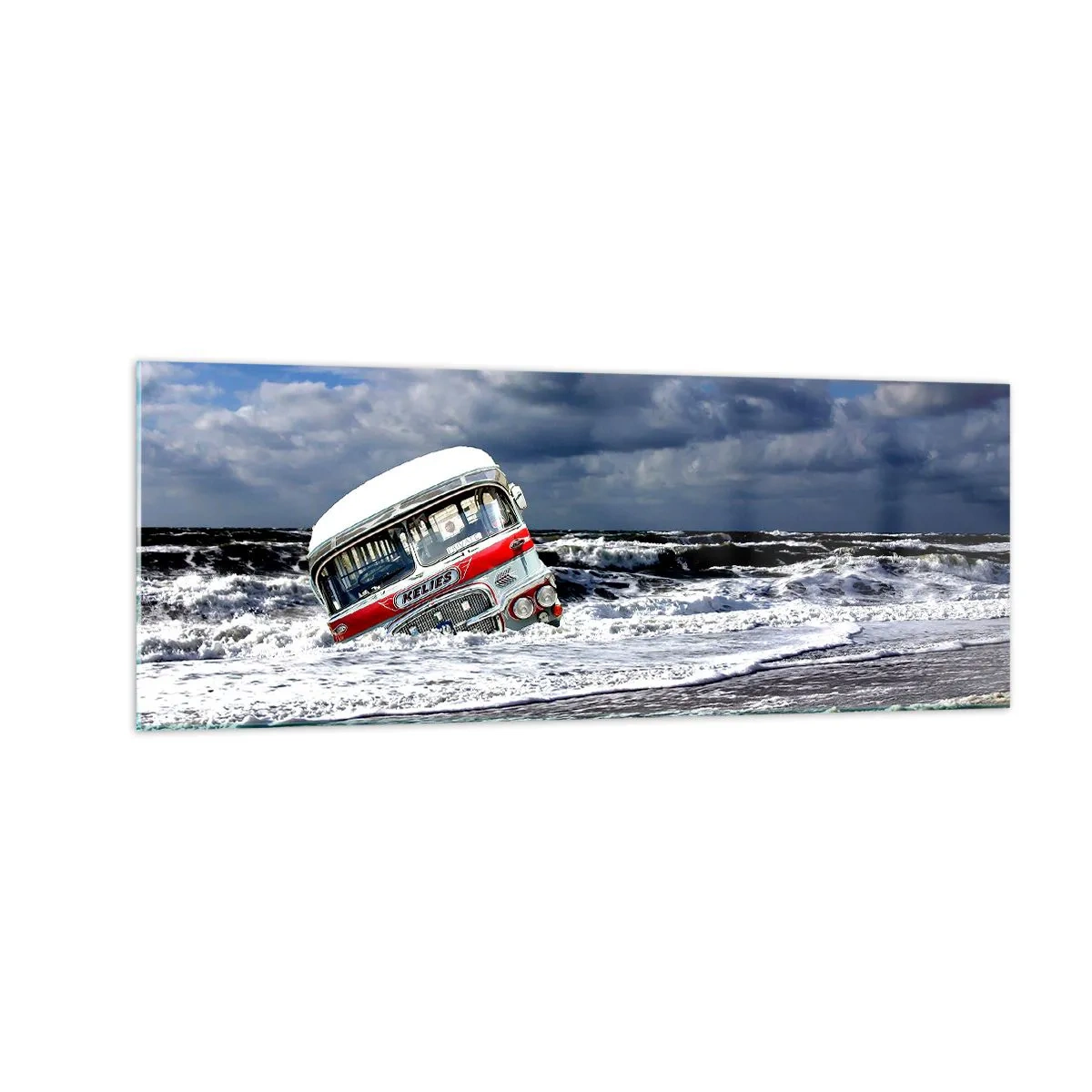Quadro su vetro - Un autobus affondato sulla spiaggia tra onde e mare mosso - 140x50cm - Ti meravigli? - Decorazione murale moderna per soggiorno e camera da letto ARTTOR