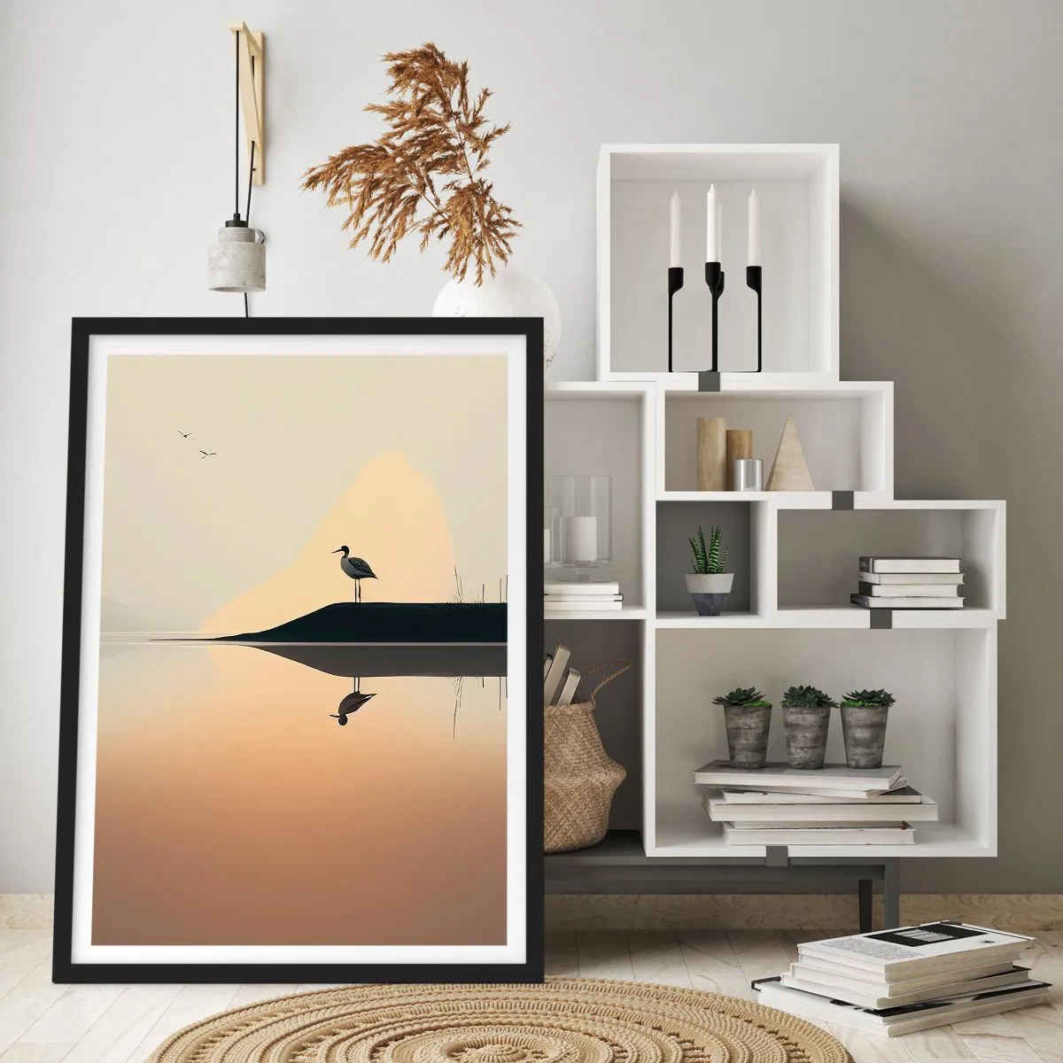 Poster in cornice nera - Una cicogna in piedi sulla riva di un lago con il suo riflesso nell'acqua - 50x70cm - Il signore del lago - Decorazione murale moderna per soggiorno e camera da letto ARTTOR