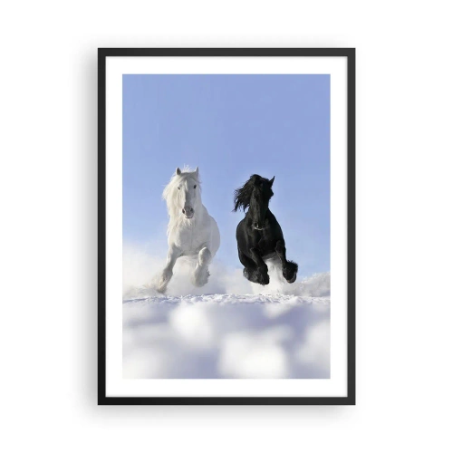 Poster in cornice nera - Un cavallo bianco e nero che galoppa nella neve - 50x70cm - Galoppo in bianco e nero - Decorazione murale moderna per soggiorno e camera da letto ARTTOR