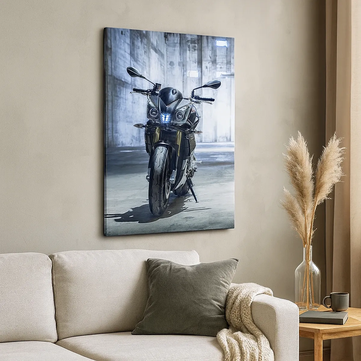 Quadro su tela - Stampe su Tela - Una motocicletta moderna in un interno industriale - 50x70cm - Prima che rombi il motore - Decorazione murale moderna per soggiorno e camera da letto ARTTOR