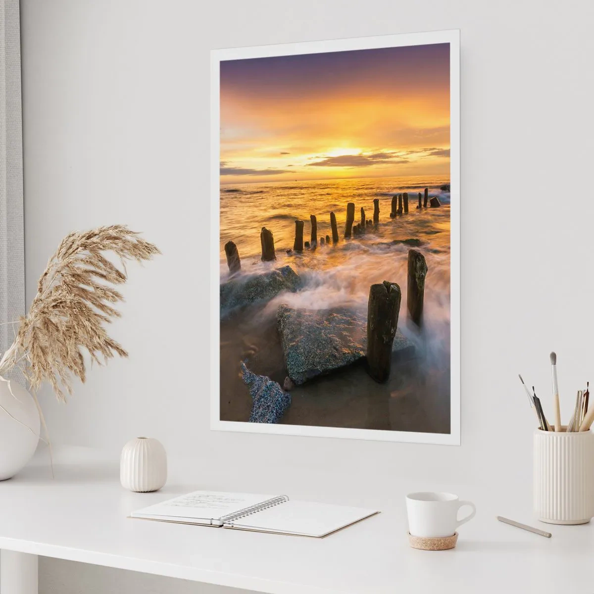 Poster - Tramonto sul mare con pali di legno sulla spiaggia - 50x70cm - La bellezza selvatica del Baltico - Decorazione murale moderna per soggiorno e camera da letto ARTTOR