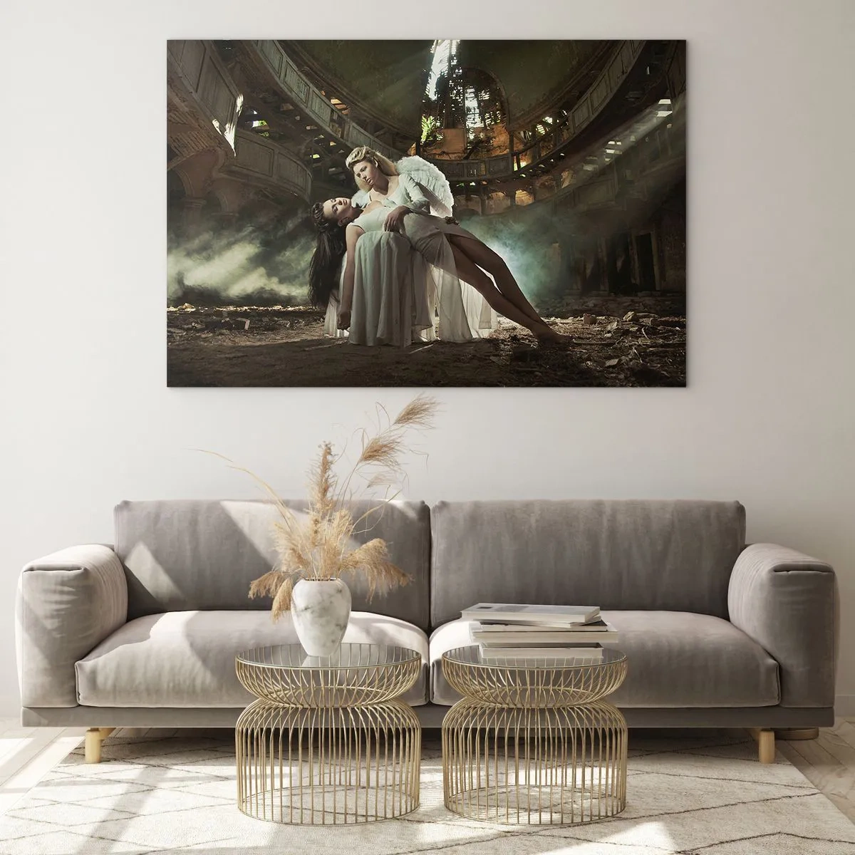 Quadro su vetro - Una figura angelica che tiene in braccio una donna tra le rovine di un edificio - 120x80cm - Lo spirito dell'antico teatro - Decorazione murale moderna per soggiorno e camera da letto ARTTOR
