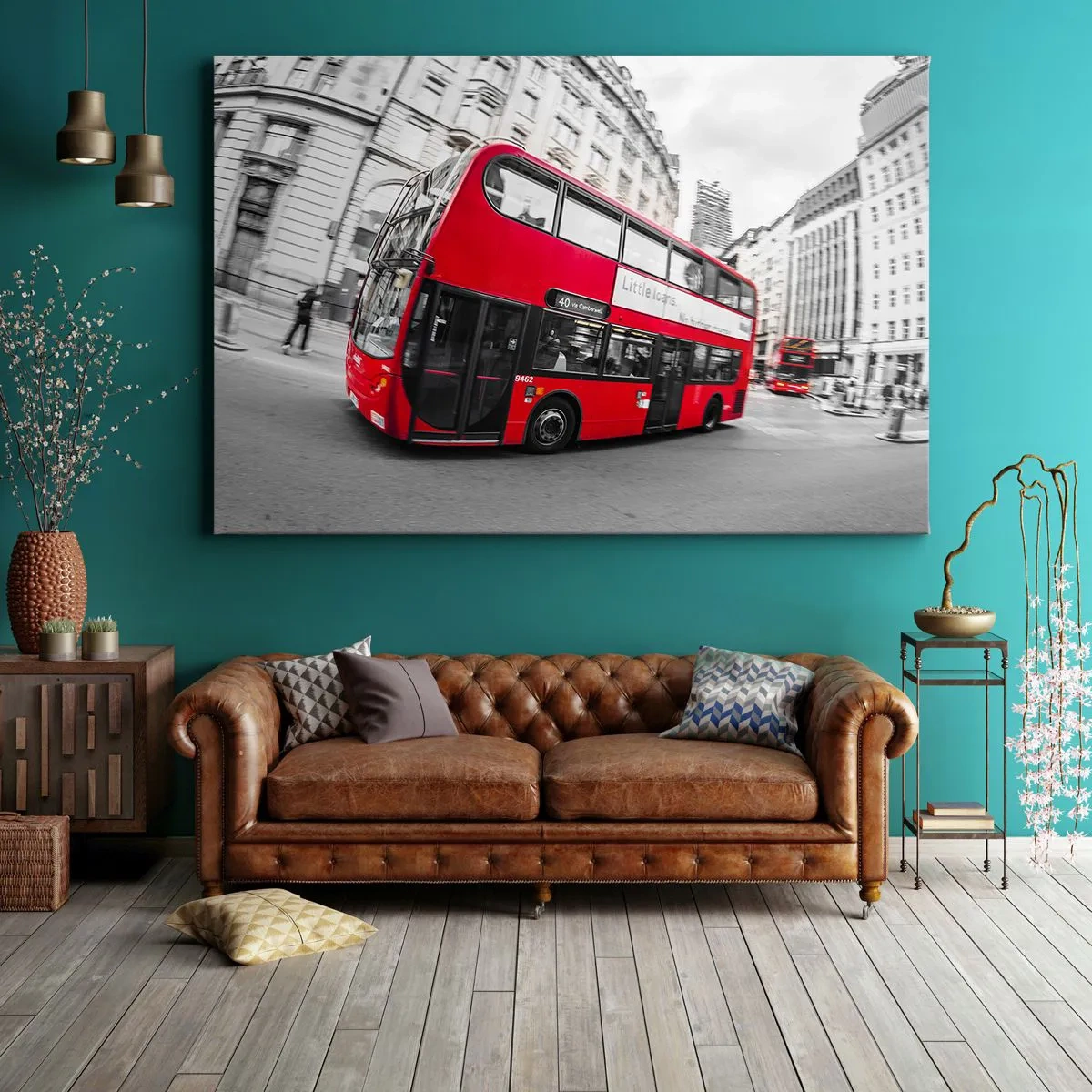 Quadro su tela - Stampe su Tela - Un autobus rosso di Londra contro una strada bianca e nera - 70x50cm - Londra tradizionalmente: by bus - Decorazione murale moderna per soggiorno e camera da letto ARTTOR