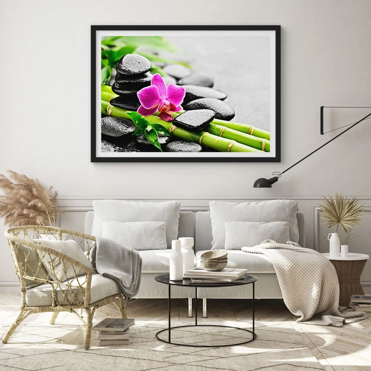 Poster in cornice nera - Orchidea viola, pietre nere e bambù in una composizione tranquilla - 100x70cm - Un tranquillo equilibrio - Decorazione murale moderna per soggiorno e camera da letto ARTTOR