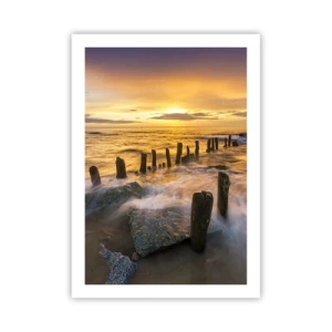 Poster - Tramonto sul mare con pali di legno sulla spiaggia - 50x70cm - La bellezza selvatica del Baltico - Decorazione murale moderna per soggiorno e camera da letto ARTTOR