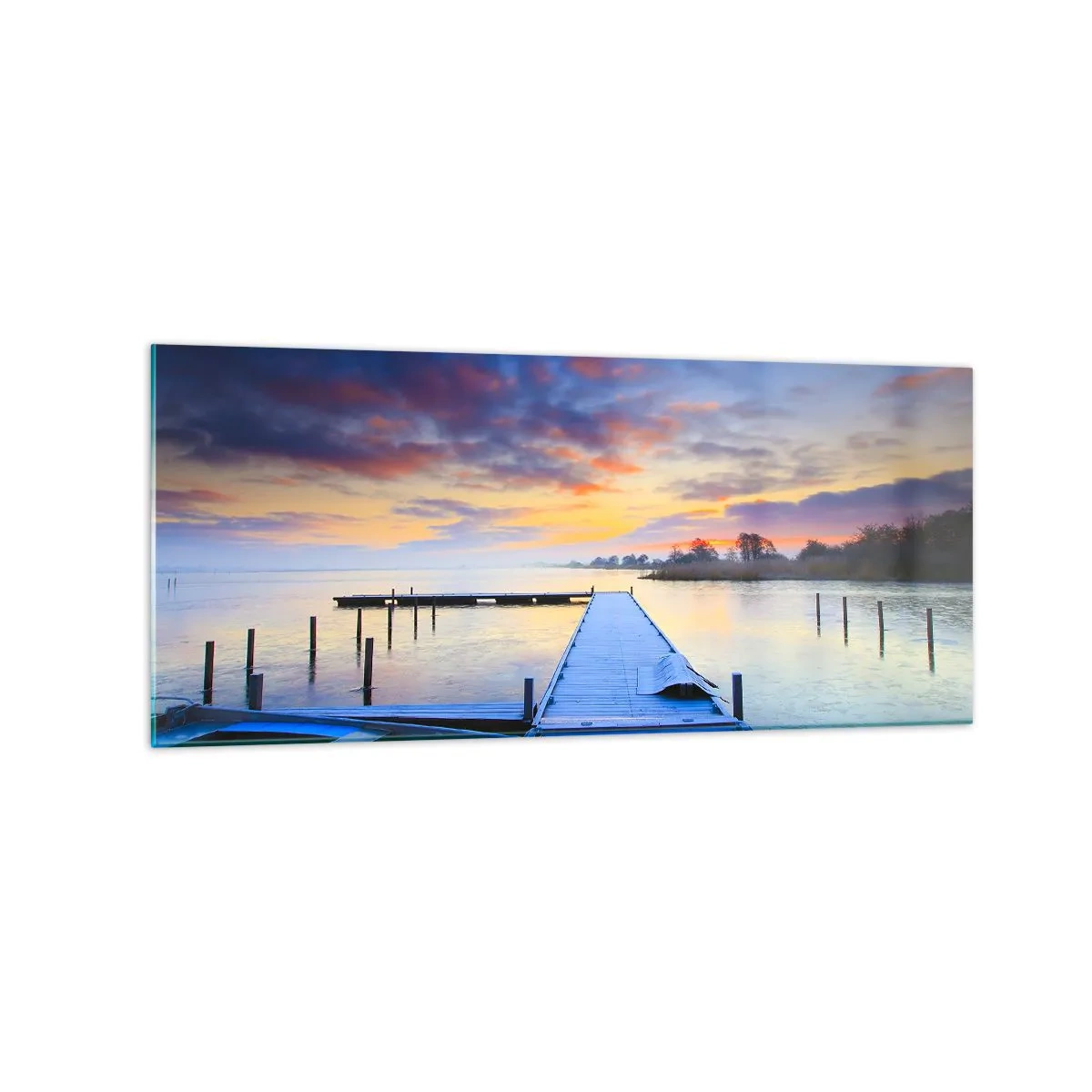 Quadro su vetro - Un molo sul lago al tramonto con una barca sulla riva - 120x50cm - Tranquillità violacea e dorata - Decorazione murale moderna per soggiorno e camera da letto ARTTOR