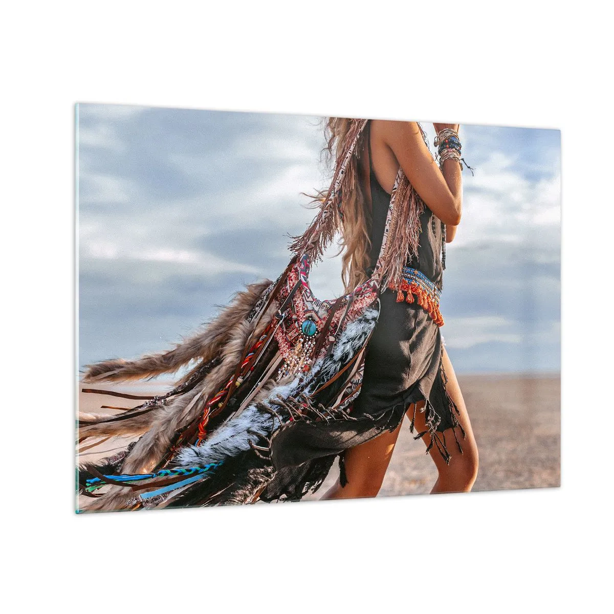 Quadro su vetro - Donna in stile boho con piume e decorazioni su uno sfondo desertico - 70x50cm - La donna dello sciamano - Decorazione murale moderna per soggiorno e camera da letto ARTTOR