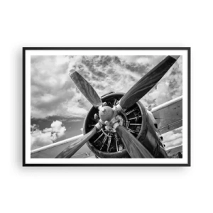 Poster in cornice nera - Una foto in bianco e nero dell'elica di un aereo contro un cielo dinamico. - 100x70cm - Il dominatore dell'aria - Decorazione murale moderna per soggiorno e camera da letto ARTTOR