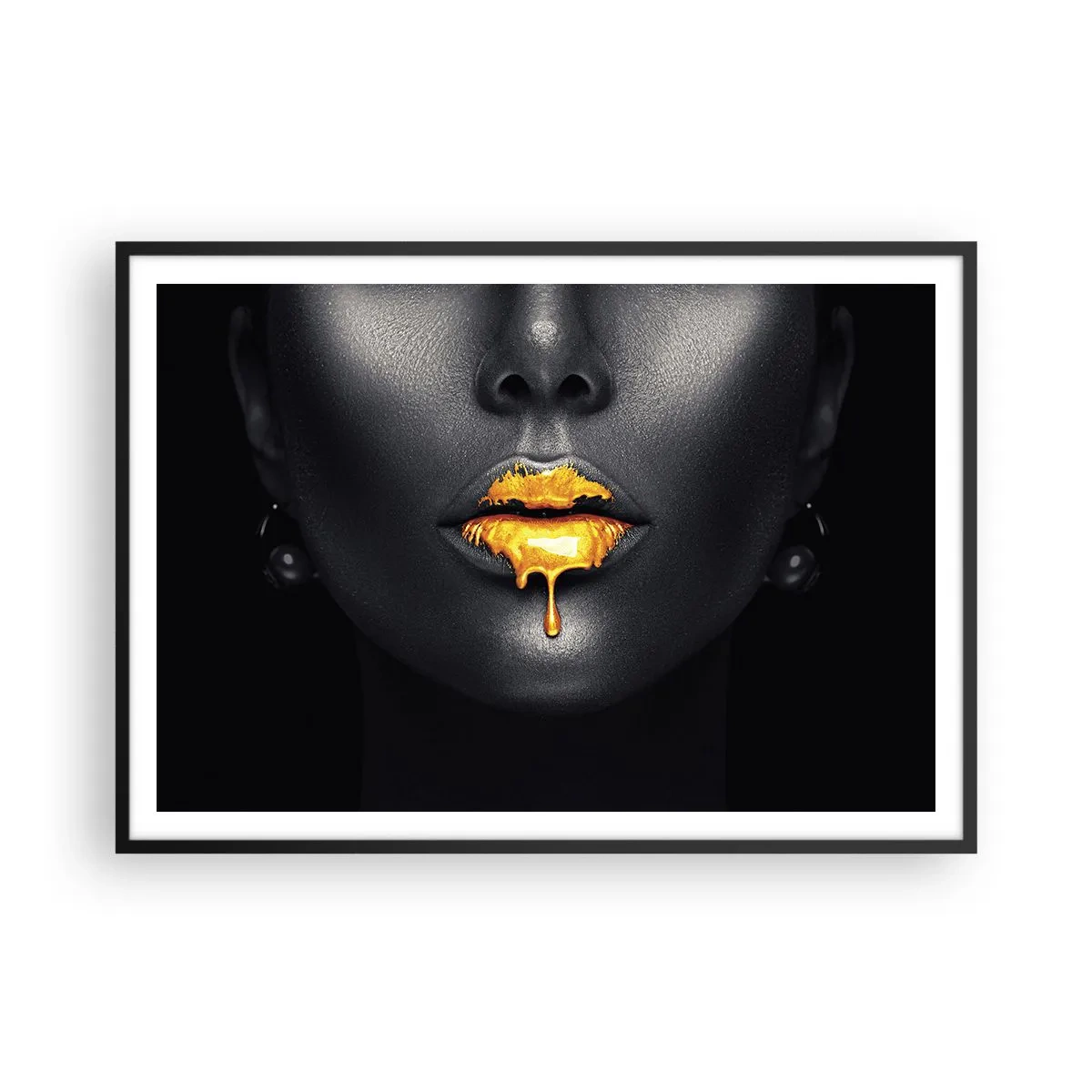 Poster in cornice nera - Ritratto nero e oro di una donna con una goccia d'oro sulle labbra - 100x70cm - Boccadoro - Decorazione murale moderna per soggiorno e camera da letto ARTTOR