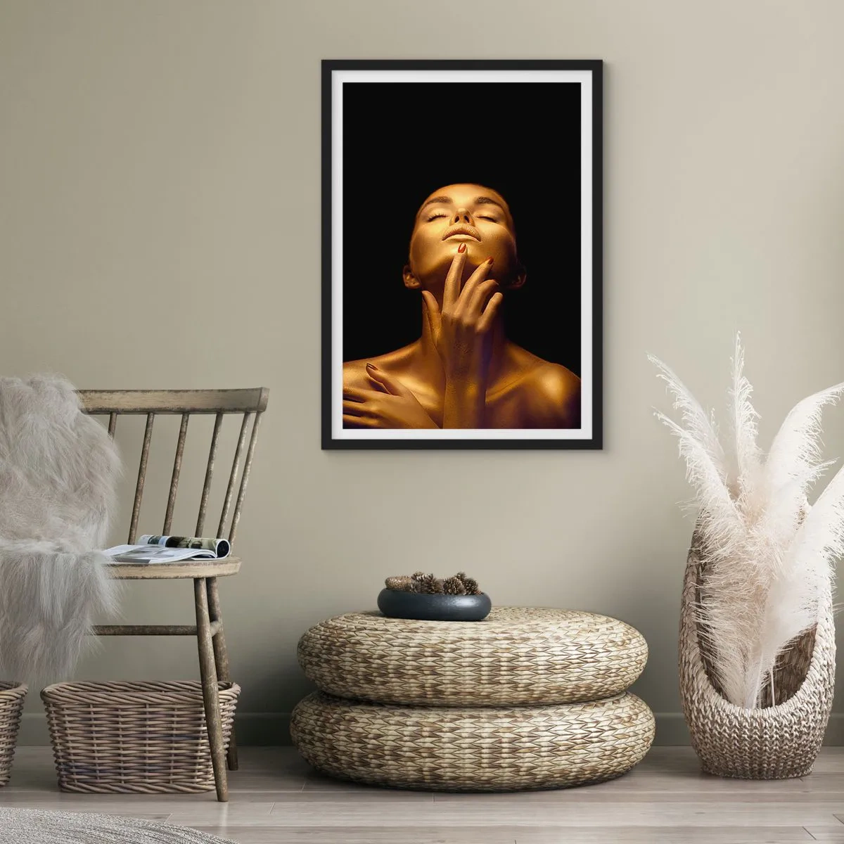 Poster in cornice nera - Una figura dorata su sfondo nero in una posa elegante - 50x70cm - Come seta d'oro - Decorazione murale moderna per soggiorno e camera da letto ARTTOR