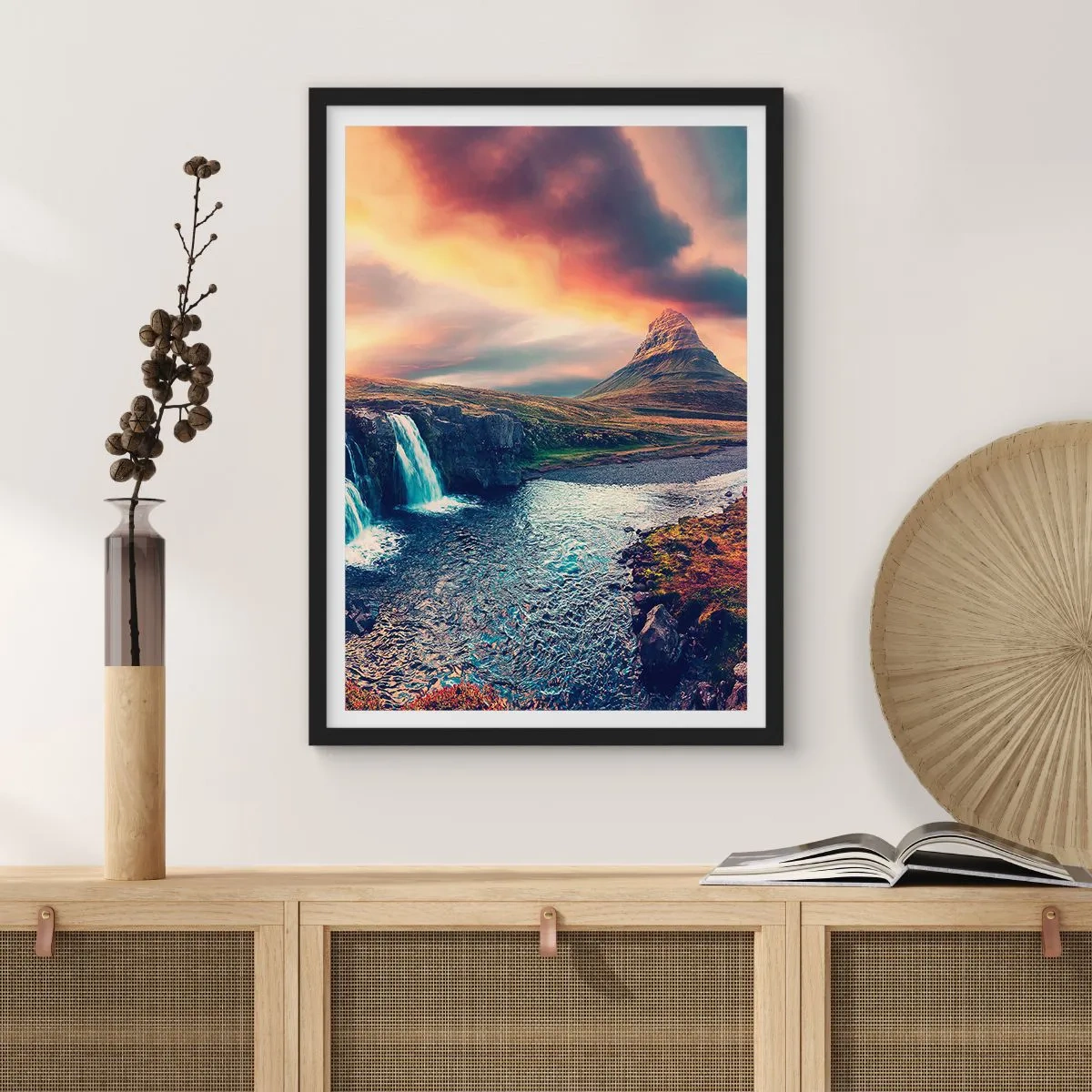 Poster in cornice nera - Un paesaggio montano con una cascata e un cielo pittoresco - 50x70cm - Nella maestà della natura - Decorazione murale moderna per soggiorno e camera da letto ARTTOR