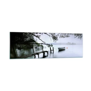 Quadro su vetro - Un molo sull'acqua con una barca sullo sfondo circondata da un paesaggio nebbioso - 160x50cm - E già ti riposi - Decorazione murale moderna per soggiorno e camera da letto ARTTOR