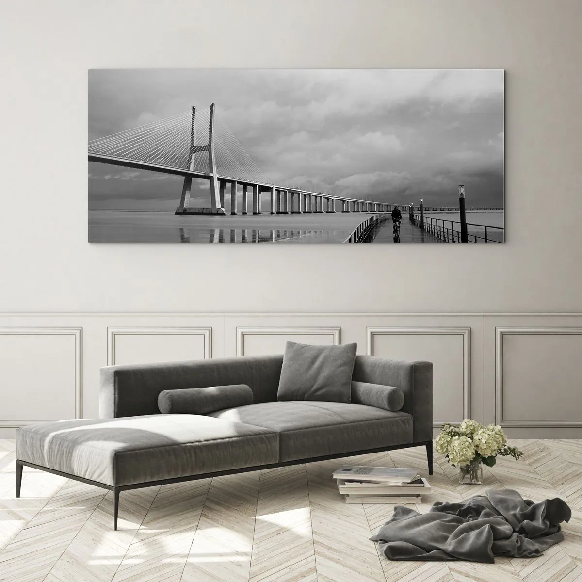 Quadro su vetro - Un ponte sospeso sull'acqua in bianco e nero - 160x50cm - A ciascuno ciò che gli spetta - Decorazione murale moderna per soggiorno e camera da letto ARTTOR