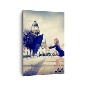 Quadro su tela - Stampe su Tela - Una donna con un ombrello in una composizione artistica su uno sfondo urbano - 50x70cm - C'è un vento tale... - Decorazione murale moderna per soggiorno e camera da letto ARTTOR