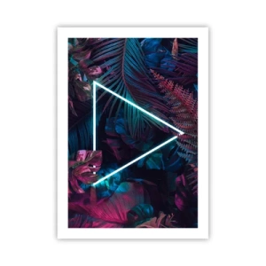 Poster - Un triangolo al neon su uno sfondo di vegetazione tropicale scura. - 50x70cm - Giardino in stile discoteca - Decorazione murale moderna per soggiorno e camera da letto ARTTOR