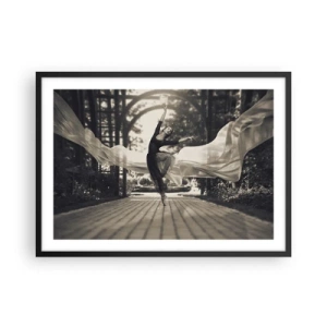 Poster in cornice nera - Una ballerina con un abito svolazzante esegue un salto sullo sfondo di un giardino bianco e nero. - 70x50cm - La danza dello spirito del giardino - Decorazione murale moderna per soggiorno e camera da letto ARTTOR