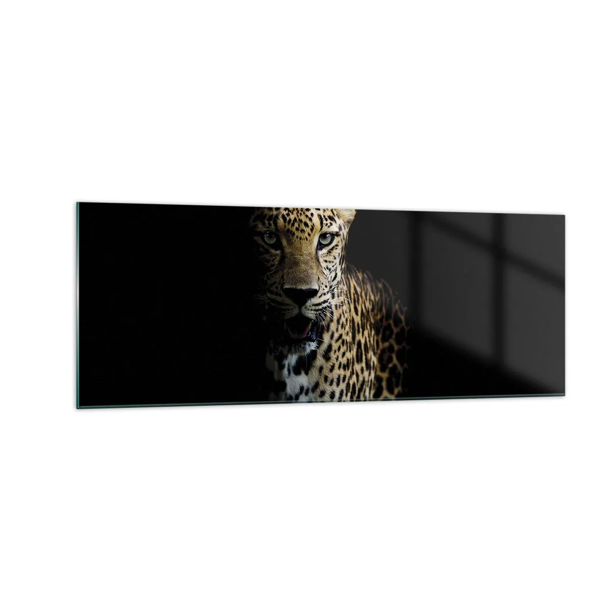 Quadro su vetro - Un leopardo su sfondo scuro con sguardo intenso - 140x50cm - Bellezza tenebrosa - Decorazione murale moderna per soggiorno e camera da letto ARTTOR