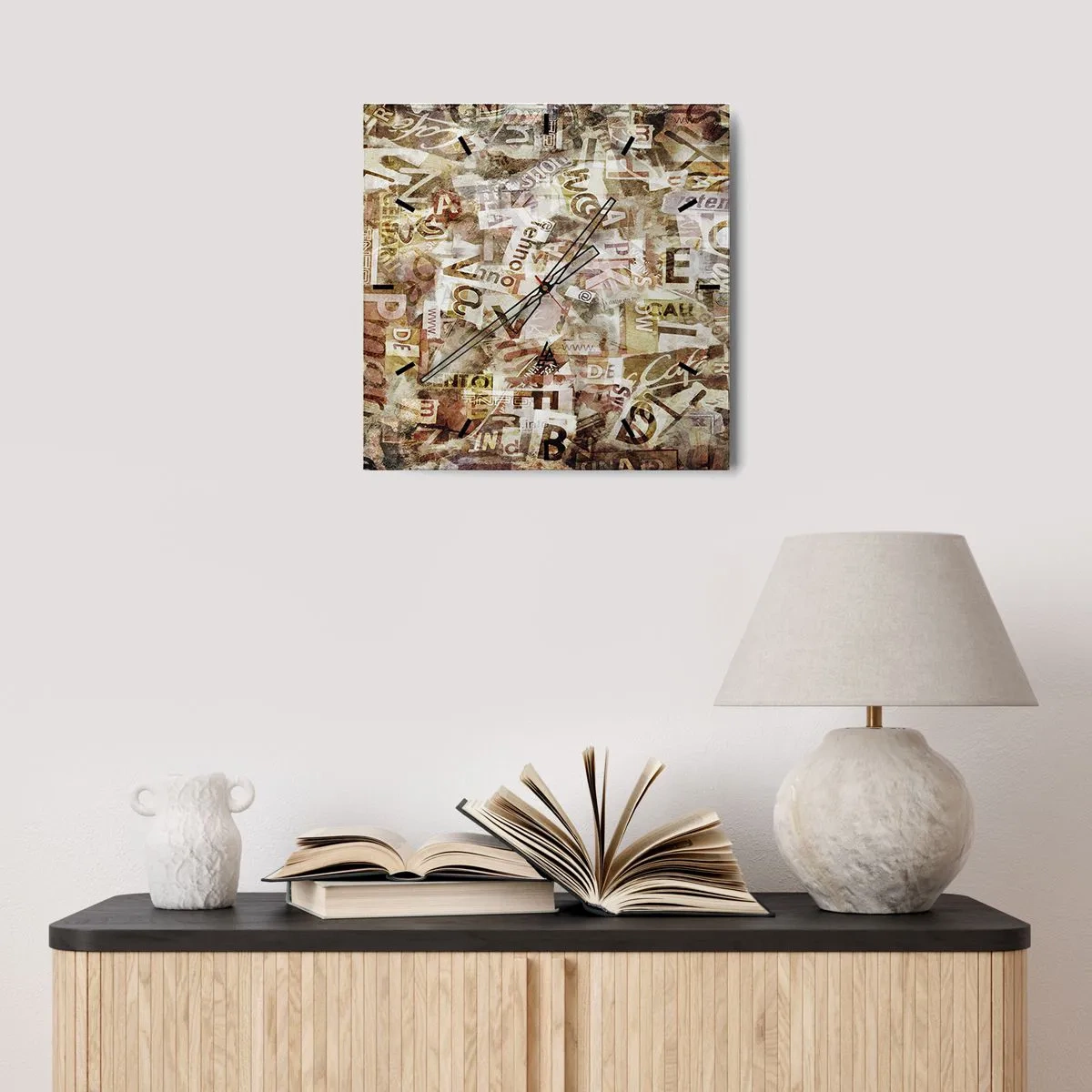 Orologio da parete - Orologio in Vetro - Composizione astratta con lettere e frammenti di testo - 30x30cm - Unificando le chiacchiere - Decorazione murale moderna per soggiorno e camera da letto ARTTOR