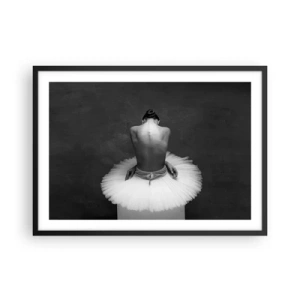 Poster in cornice nera - Una ballerina in una posa classica su uno sfondo scuro. - 70x50cm - Fiorisce adesso - Decorazione murale moderna per soggiorno e camera da letto ARTTOR