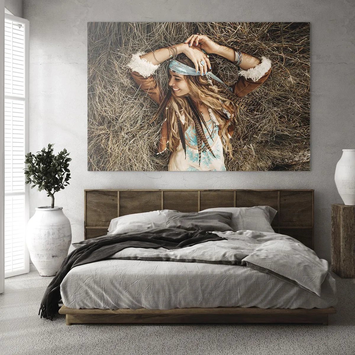 Quadro su vetro - Donna in stile boho sdraiata sul fieno sorridente - 120x80cm - Verso gli anni dell'amore - Decorazione murale moderna per soggiorno e camera da letto ARTTOR