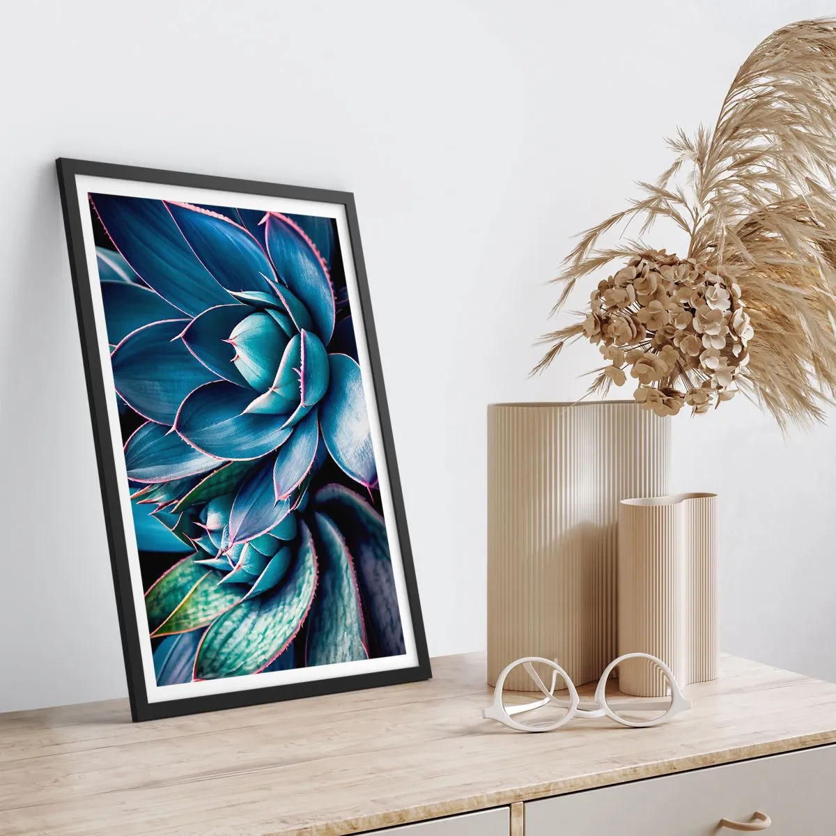 Poster in cornice nera - Agave nelle tonalità del blu e del verde - 50x70cm - Forza vitale - Decorazione murale moderna per soggiorno e camera da letto ARTTOR
