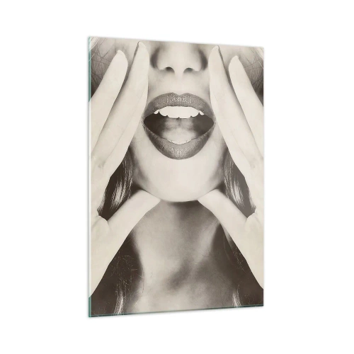 Quadro su vetro - Una donna con il rossetto sulle labbra e le mani sul viso - 50x70cm - Arrivo! - Decorazione murale moderna per soggiorno e camera da letto ARTTOR
