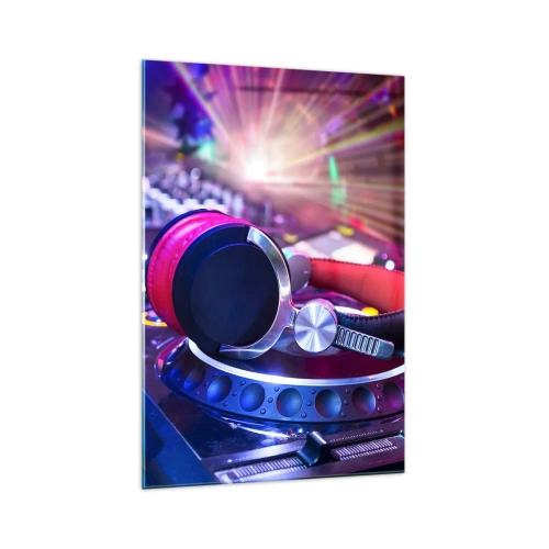 Quadro su vetro - Cuffie da DJ su una console illuminata dai riflettori a una festa - 70x100cm - Sarà fantastico - Decorazione murale moderna per soggiorno e camera da letto ARTTOR