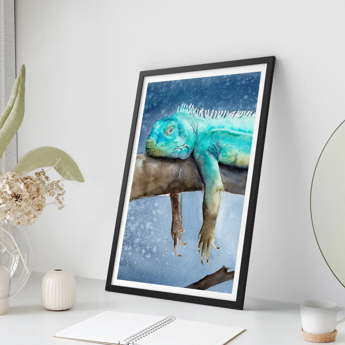 Poster in cornice nera - Dipinto ad acquerello raffigurante un'iguana appoggiata su un ramo. - 50x70cm - Va tutto bene! - Decorazione murale moderna per soggiorno e camera da letto ARTTOR